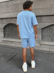 Manfinity Roghcode Conjunto informal de camiseta de manga corta con estampado de letras y shorts para hombre - Azul - Ver 2