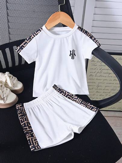 SHEIN 男婴两件套夏季套装，采用清爽简约图案印花圆领短袖上衣搭配短裤，时尚优雅，适合户外活动、舒适家居服和休闲校园装
