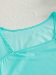 Robe bleu clair pour femme, avec des incrustations en maille transparente pour un look léger et dynamique. Les manches longues confèrent une apparence élégante. Le détail de la taille élastique met subtilement en valeur la silhouette, soulignant les courbes gracieuses. Convient pour les occasions quotidiennes, les rendez-vous ou les événements pour mettre en avant une délicate féminité. - Bleu ciel - Voir 6