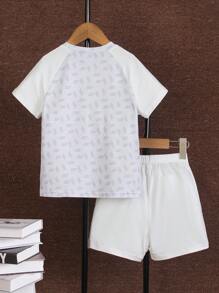 SHEIN Set de 2 piezas con camiseta de manga corta raglán con estampado de letras y pantalones cortos para niños