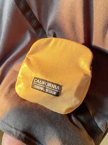 2 件装年轻男孩休闲可爱撞色拼接圆领套头短袖 T 恤和针织运动短裤两件套配背包。适合春夏季。适合运动、居家、度假、上学