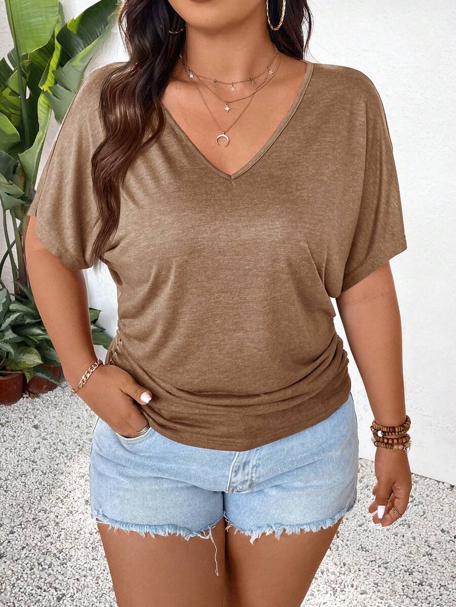 SHEIN Frenchy 大码女式夏季纯色 V 领蝙蝠袖短袖休闲度假 T 恤，带多层下摆 - 卡其色 - 查看 1
