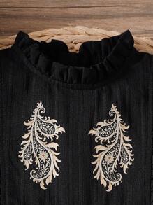 SHEIN رومبير ملائم للرضع والأطفال الصغار بطبعة زهرة الكاجو وغطاء رقبة عالي، بأكمام قصيرة وسحاب مخفي، بحافة محبوكة، مريح وأنيق، مناسب للارتداء داخل المنزل وخارجه في فصول الربيع والصيف والخريف - الأسود - مشاهدة 5