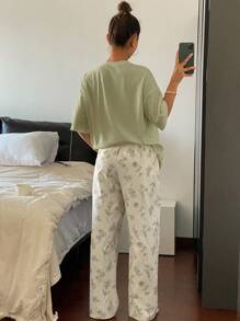 Livesso Conjunto de ropa de dormir con top de camiseta suelta de unicolor y pantalones de pijama con estampado floral de dibujo de línea en toda la prenda