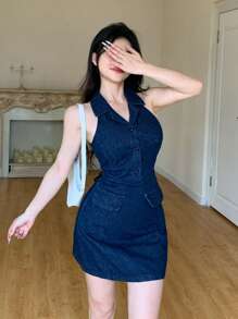 DAZY Sexy figurbetonte lässige Damen Sommerkleid aus Denim mit V-Ausschnitt, rückenfreiem Design, Taschenverzierung und geraffter Taille