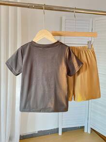 2 件装年轻男孩休闲可爱撞色拼接圆领套头短袖 T 恤和针织运动短裤两件套配背包。适合春夏季。适合运动、居家、度假、上学