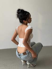 Aloruh 白色蕾丝拼布露背短袖 T 恤 - 白色 - 查看 3