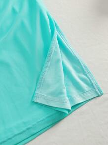 Robe bleu clair pour femme, avec des incrustations en maille transparente pour un look léger et dynamique. Les manches longues confèrent une apparence élégante. Le détail de la taille élastique met subtilement en valeur la silhouette, soulignant les courbes gracieuses. Convient pour les occasions quotidiennes, les rendez-vous ou les événements pour mettre en avant une délicate féminité. - Bleu ciel - Voir 5