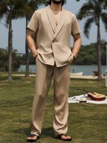 Manfinity RSRT Set di abiti casual da uomo, ispirato allo stile delle vacanze, composto da una camicia a maniche corte con collo alla coreana color cachi e pantaloni lunghi abbinati con chiusura frontale con bottoni. Perfetto per festival musicali, vacanze alle Hawaii e uso quotidiano. Ottimo anche come regalo per il fidanzato o il marito. Completo da uomo due pezzi, camicia e pantaloni monocolore casual, abbigliamento da resort per vacanze uomo