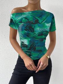 Chiquease Camiseta con cuello asimétrico con volante, estampado floral efecto tie-dye