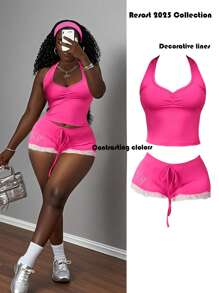 Slaydiva Ensemble deux pièces d'été 2025 nouvelle mode basique ajusté, débardeur col V rose rouge et short mini ultra-court à empiècement en dentelle. Strass chauds, festivals de musique, Gyaru, Boho, sorties quotidiennes, fête, cérémonie de remise des diplômes, clubs, sports yoga.