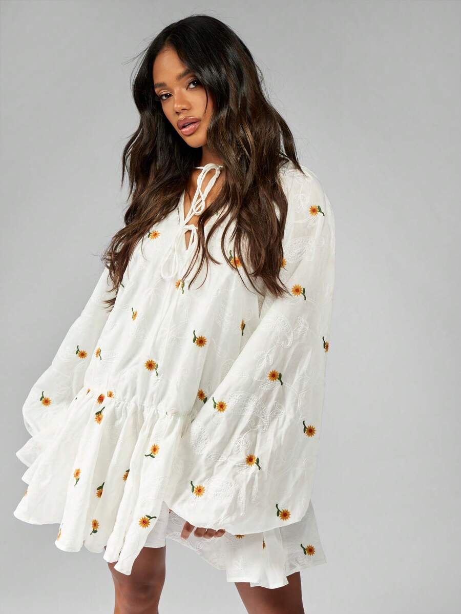 MISSGUIDED Besticktes Boho Mini-Smokingkleid mit Ballonärmeln, florenverzierter abgestufter Sommerkleid für Strand, Urlaub und Tagesparten - Weiss - Übersicht 1