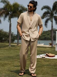 Manfinity RSRT Set di abiti casual da uomo, ispirato allo stile delle vacanze, composto da una camicia a maniche corte con collo alla coreana color cachi e pantaloni lunghi abbinati con chiusura frontale con bottoni. Perfetto per festival musicali, vacanze alle Hawaii e uso quotidiano. Ottimo anche come regalo per il fidanzato o il marito. Completo da uomo due pezzi, camicia e pantaloni monocolore casual, abbigliamento da resort per vacanze uomo