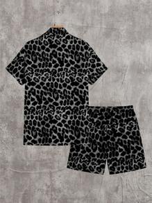 Manfinity Homme Regular-Fit Men's Short Sleeve Guayabera Shirt & Shorts 2 Pieces Set - Grey - View 4