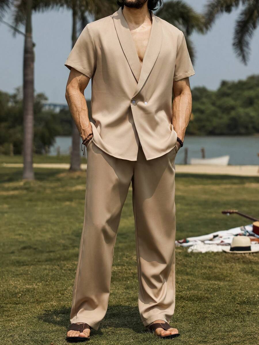 Manfinity RSRT Set di abiti casual da uomo, ispirato allo stile delle vacanze, composto da una camicia a maniche corte con collo alla coreana color cachi e pantaloni lunghi abbinati con chiusura frontale con bottoni. Perfetto per festival musicali, vacanze alle Hawaii e uso quotidiano. Ottimo anche come regalo per il fidanzato o il marito. Completo da uomo due pezzi, camicia e pantaloni monocolore casual, abbigliamento da resort per vacanze uomo