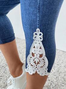 SHEIN Frenchy Pantaloni skinny effetto denim stampato, con dettagli in pizzo a contrasto, taglie forti