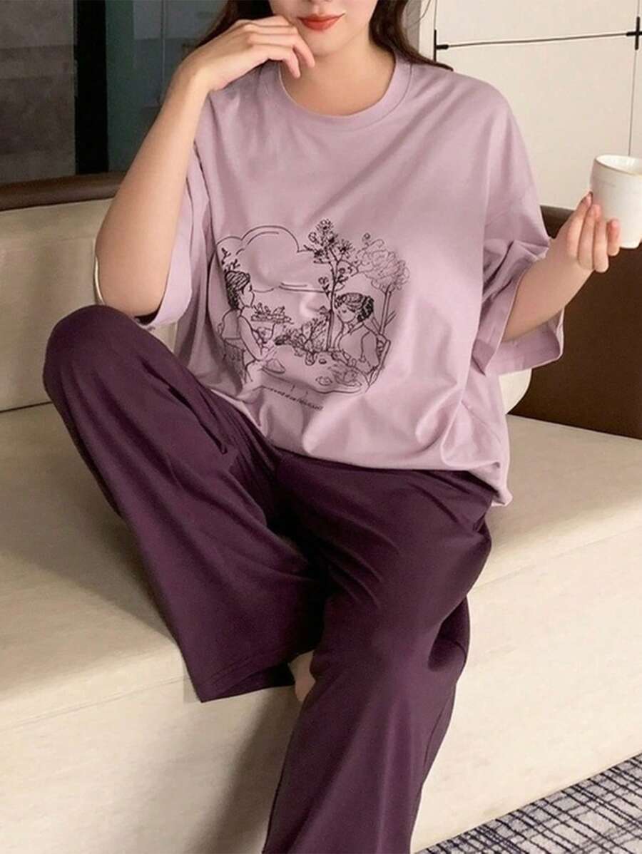 Dazy Plus Bộ đồ ngủ Pijama cổ tròn tay ngắn rộng rãi in họa tiết cỡ lớn kèm quần cạp chun - Màu tím - Xem 1