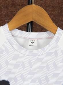 SHEIN Set de 2 piezas con camiseta de manga corta raglán con estampado de letras y pantalones cortos para niños
