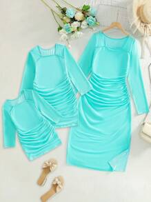Robe bleu clair pour femme, avec des incrustations en maille transparente pour un look léger et dynamique. Les manches longues confèrent une apparence élégante. Le détail de la taille élastique met subtilement en valeur la silhouette, soulignant les courbes gracieuses. Convient pour les occasions quotidiennes, les rendez-vous ou les événements pour mettre en avant une délicate féminité. - Bleu ciel - Voir 3