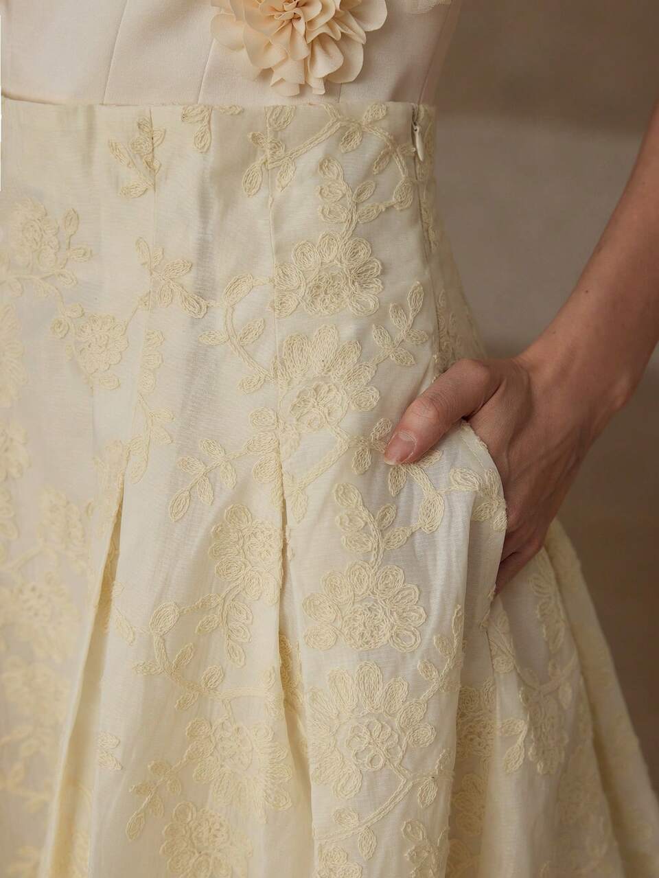 EMBROIDERY FOLD PLEATED SKIRT