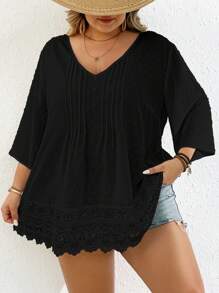 SHEIN CURVE+ Blusa negra de lunares suizos de talla grande con ribete de encaje en contraste y escote en V para mujer, ideal para la playa, vacaciones, graduación, té - Negro - Ver 3