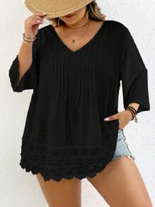SHEIN CURVE+ Blusa negra de lunares suizos de talla grande con ribete de encaje en contraste y escote en V para mujer, ideal para la playa, vacaciones, graduación, té - Negro - Ver 7