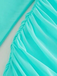 Robe bleu clair pour femme, avec des incrustations en maille transparente pour un look léger et dynamique. Les manches longues confèrent une apparence élégante. Le détail de la taille élastique met subtilement en valeur la silhouette, soulignant les courbes gracieuses. Convient pour les occasions quotidiennes, les rendez-vous ou les événements pour mettre en avant une délicate féminité. - Bleu ciel - Voir 4