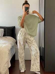 Livesso Conjunto de ropa de dormir con top de camiseta suelta de unicolor y pantalones de pijama con estampado floral de dibujo de línea en toda la prenda