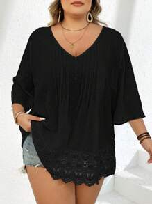 SHEIN CURVE+ Blusa negra de lunares suizos de talla grande con ribete de encaje en contraste y escote en V para mujer, ideal para la playa, vacaciones, graduación, té - Negro - Ver 5