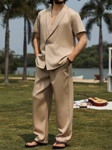 Manfinity RSRT Set di abiti casual da uomo, ispirato allo stile delle vacanze, composto da una camicia a maniche corte con collo alla coreana color cachi e pantaloni lunghi abbinati con chiusura frontale con bottoni. Perfetto per festival musicali, vacanze alle Hawaii e uso quotidiano. Ottimo anche come regalo per il fidanzato o il marito. Completo da uomo due pezzi, camicia e pantaloni monocolore casual, abbigliamento da resort per vacanze uomo