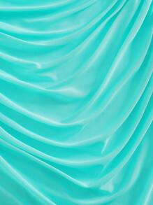 Robe bleu clair pour femme, avec des incrustations en maille transparente pour un look léger et dynamique. Les manches longues confèrent une apparence élégante. Le détail de la taille élastique met subtilement en valeur la silhouette, soulignant les courbes gracieuses. Convient pour les occasions quotidiennes, les rendez-vous ou les événements pour mettre en avant une délicate féminité. - Bleu ciel - Voir 7