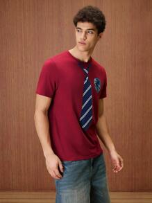 HARRY POTTER X SHEIN 男士休闲常规款海军蓝领带拉文克劳徽标印花栗色短袖 T 恤，春夏季 - 酒紅色 - 查看 4