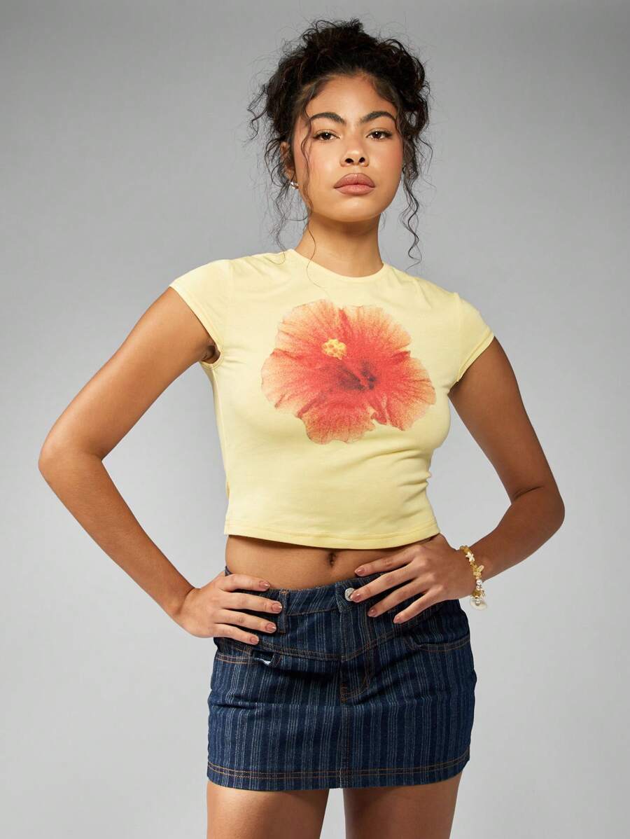 MISSGUIDED Camiseta corta de verano con estampado de flor de hibisco, estética de vacaciones en la playa, moda Y2K, ajustada de manga corta, casual para adolescentes y mujeres - Amarillo - Ver 1