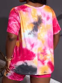 SHEIN CURVE+ Completo casual da donna in due pezzi con maglietta a maniche corte con scollo tondo asimmetrico e tie-dye, abbinata a pantaloni aderenti, adatto anche a taglie forti. Perfetto per vacanze al mare, spiaggia, feste e cerimonie