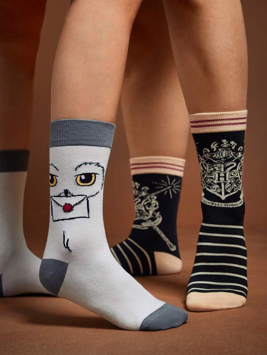 HARRY POTTER X SHEIN 2 pares de calcetines transpirables y suaves de media pantorrilla, con diseño de la lechuza Hedwig de Hogwarts, con refuerzo en el dedo del pie y el talón, adecuados para todas las estaciones, en blanco y a rayas, unisex para hombres y mujeres - Multicolor - Ver 1