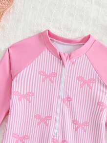 SHEIN Baby Girls Beachwear - Adorable Pink Striped Bow Print One-Piece Swimsuit. Features Soft Knitted Fabric, Long Sleeves With A Front Zipper, And A Classic Boyleg Cut. Fashionable, Casual, Yet Exquisite And Sweet Design. Perfect For Swimming, Summer Vacations, Beach, Pool Outings, And Holiday Parties. - Baby Pink - View 5