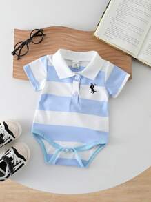 SHEIN Playful Pals Bộ đồ liền thân ve áo ngắn tay mùa hè cho bé trai, thiết kế ve áo có gân, cổ áo thoải mái và vừa vặn, không dễ bị biến dạng, họa tiết sọc xanh trắng cổ điển, đơn giản và rộng rãi, cài nút phía trước, thiết kế đáy quần hở dễ mặc, thiết kế thêu hình ngựa phía trước, tinh tế và đáng yêu, thích hợp cho lễ rửa tội, đám cưới, tiệc tùng, những dịp trang trọng, chụp ảnh, kỳ nghỉ, trường học, tiệc cocktail, sinh nhật và mặc hàng ngày - Màu xanh nhạt - Xem 2