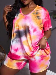 SHEIN CURVE+ Completo casual da donna in due pezzi con maglietta a maniche corte con scollo tondo asimmetrico e tie-dye, abbinata a pantaloni aderenti, adatto anche a taglie forti. Perfetto per vacanze al mare, spiaggia, feste e cerimonie