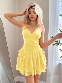 Sweetina Y2k 春假夏季服装纯色花卉装饰挂脖褶皱粉色迷你连衣裙，带分层下摆 - 芥末黃 - 查看 5