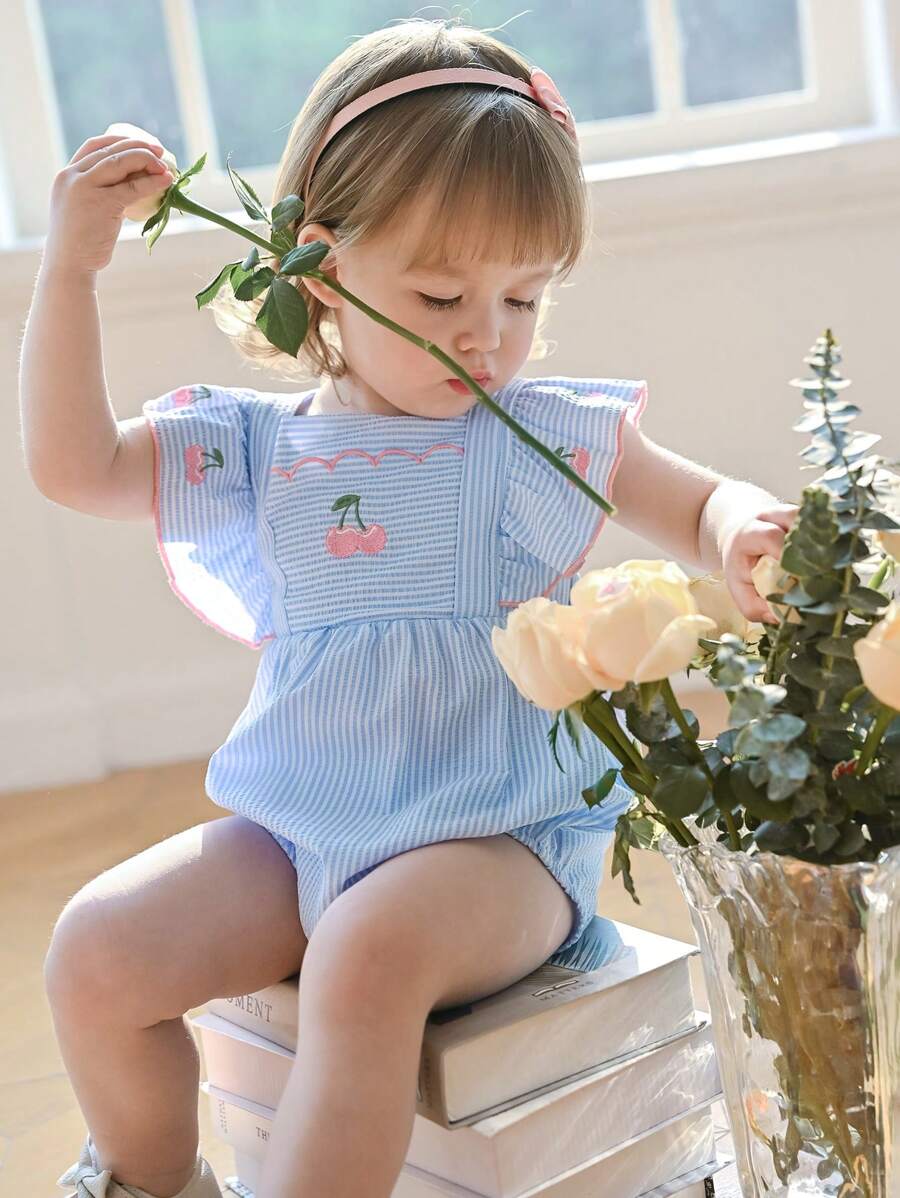 Souflis Souflis Tutina da bambina da indossare tutti i giorni, con bretelle, a righe, ricamo di ciliegie, in tessuto intrecciato, stile sofisticato da esterno per bambina di moda