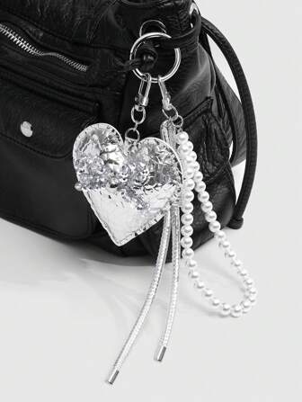 Kawaii 1 pezzo Portachiavi/ciondolo a forma di cuore con texture in pelle argento, decorato artigianalmente con perle bianche finte e cristalli finti CCB a forma di fiocco, adatto per donne, uso quotidiano o regalo