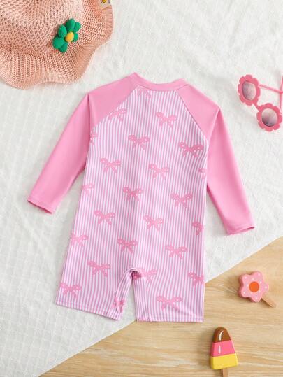 SHEIN GraphicGems Baby Girls Beachwear - Adorable Pink Striped Bow Print One-Piece Swimsuit. Features Soft Knitted Fabric, Long Sleeves With A Front Zipper, And A Classic Boyleg Cut. Fashionable, Casual, Yet Exquisite And Sweet Design. Perfect For Swimming, Summer Vacations, Beach, Pool Outings, And Holiday Parties.