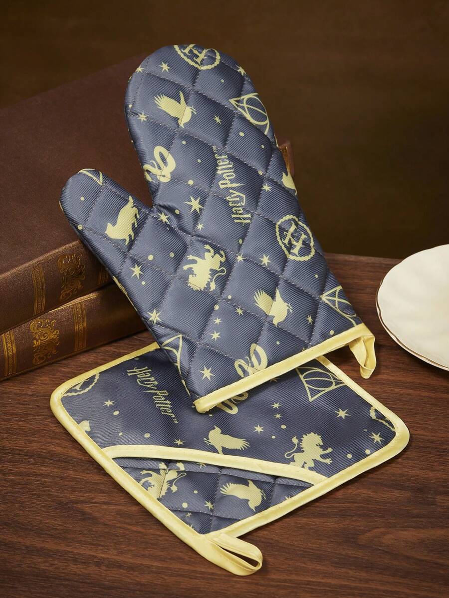 HARRY POTTER X SHEIN 1pc Allover Printed Heat Insulation Potholder/Oven Mitt, Suitable For Kitchen Baking, Non Slip Kitchen Tools With Cozy Fall& Winter Styles, Home And Kitchen Must-Haves, Essential Kitchen Items For Hygiene