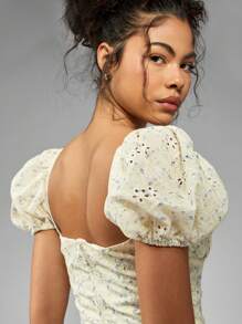 MISSGUIDED Blusa estiva corta in stile boho, con scollo quadrato, maniche a sbuffo, decorazione di occhielli floreali, adatta alla stagione dei festival