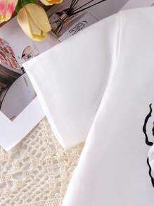 Set casual de 2 bucăți de top cu mâneci scurte și pantaloni scurți cu imprimeu inimă pentru fetiță cu decor fluture