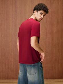 HARRY POTTER X SHEIN 男士休闲常规款海军蓝领带拉文克劳徽标印花栗色短袖 T 恤，春夏季 - 酒紅色 - 查看 2