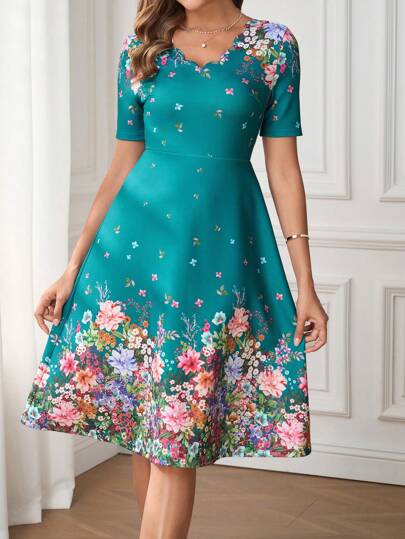 SHEIN Clasi Vestido blanco de cuello en V con estampado floral