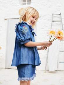 SHEIN Young Girls Embroidered Peter Pan Collar Shirt And Ruffled Shorts Sets