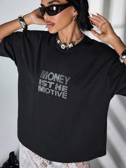 Maglietta donna a maniche corte, girocollo, in maglia tinta unita, vestibilità morbida, con applicazioni di strass e slogan, comoda e casual per il tempo libero e l'uscita