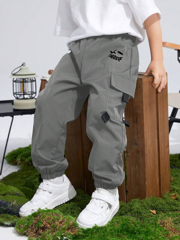 SHEIN Tween Jungen Casual Sports Print Patch Pocket Loose Drawstring Solid Color Cargo Pants, Geeignet für Pendeln, Schule, Alltag, Reisen, Sportbekleidung, Geeignet für Frühling, Sommer, Herbst, Winter